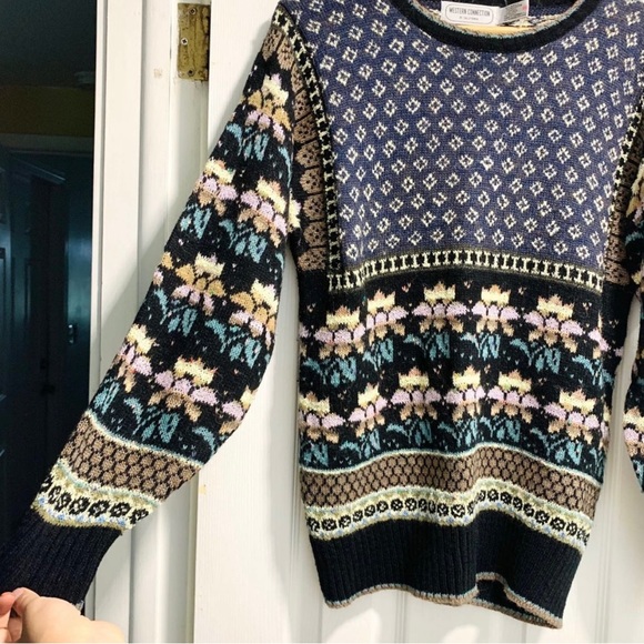 Western Collection wool sweater with ornate flowered patter. - Picture 3 of 6